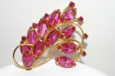 +MBA #E42-099  "Vintage Goldtone Pink Glass Stone Fancy Brooch"