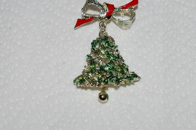 **MBA #E43-185  "Vintage Goldtone Green Rhinestone Christmas Tree & Bow Pin"