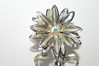 **MBA #E44-186   "Vintage Silvertone Flower Pin With Bow"
