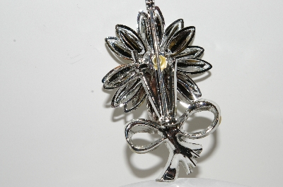 **MBA #E44-186   "Vintage Silvertone Flower Pin With Bow"