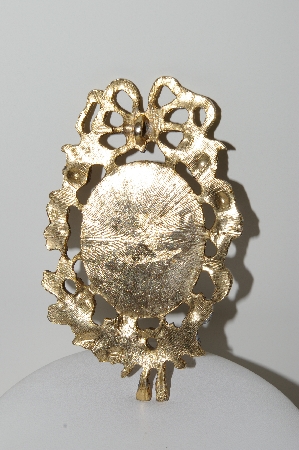 +MBA #E44-002   "Vintage Gold Tone Large Picture Pendant"