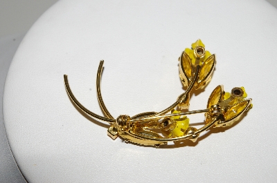 **MBA #E46-083   "Vintage Goldtone Yellow Flower Rhinestone Pin"