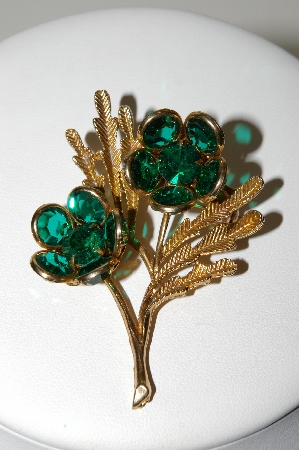 **MBA #E46-073   "Vintage Goldtone Green Glass Stone Flower Pin"