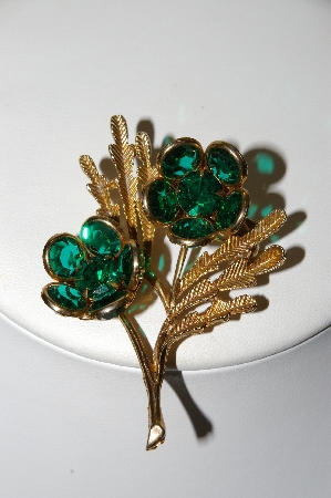 **MBA #E46-073   "Vintage Goldtone Green Glass Stone Flower Pin"