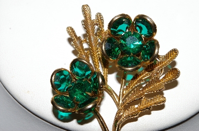 **MBA #E46-073   "Vintage Goldtone Green Glass Stone Flower Pin"