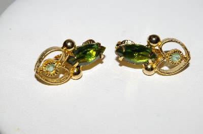 +MBA #E46-130   "Vintage Goldtone Green Glass Stone Clip On Earrings"