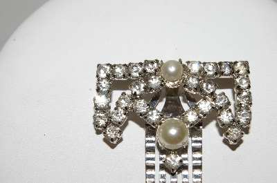 **MBA #E47-034   "Vintage Silvertone Clear Crystal & Faux Pearl Clip"