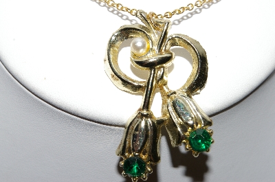 +MBA #91-023   "Vintage Gold Tone Green Rhinestone & Faux Pearl Pendant With Chain"