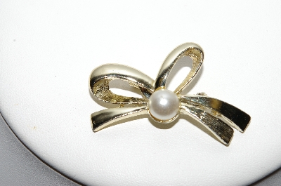 +MBA #91-071   "Sarah Coventry Small Gold Tone Faux Pearl Bow Pin"