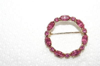 **MBA #E48-186   "Vintage Gold Tone Pink Glass Stone Pin"