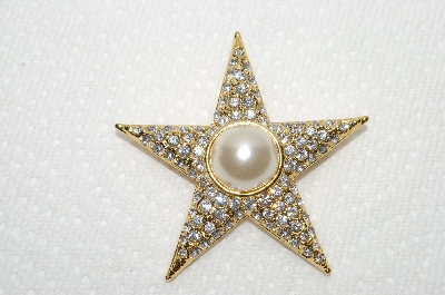 **MBA #E48-035   "Vintage Gold Tone Fancy Clear Crystal & Faux Pearl Star Pin"