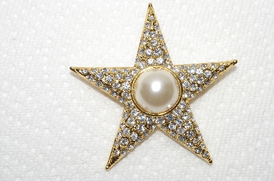 **MBA #E48-035   "Vintage Gold Tone Fancy Clear Crystal & Faux Pearl Star Pin"