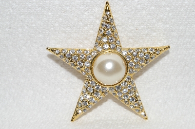 **MBA #E48-035   "Vintage Gold Tone Fancy Clear Crystal & Faux Pearl Star Pin"