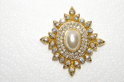**MBA #E48-051   "Vintage Gold Tone Clear Crystal Crystal Rhinestone & Faux Pearl Pin"
