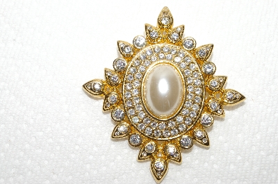 **MBA #E48-051   "Vintage Gold Tone Clear Crystal Crystal Rhinestone & Faux Pearl Pin"