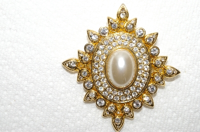**MBA #E48-051   "Vintage Gold Tone Clear Crystal Crystal Rhinestone & Faux Pearl Pin"