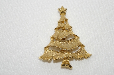 **MBA #E48-113   "Gerrys Gold Tone Christmas Tree Pin 1960's"