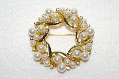**MBA #E49-132   "Vintage Gold Tone Fancy Faux Pearl & Clear Rhinestone Pin"