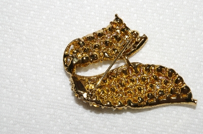 **MBA #E50-132   "Vintage Gold Tone Multi Colored Crystal Rhinestone Pin"