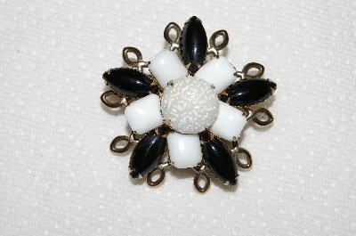 **MBA #E50-095   "Vintage Black & White Glass Stone Pin"