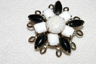 **MBA #E50-095   "Vintage Black & White Glass Stone Pin"
