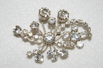 **MBA #E52-140   "Vintage Silvertone Clear Crystal Rhinestone Pin"