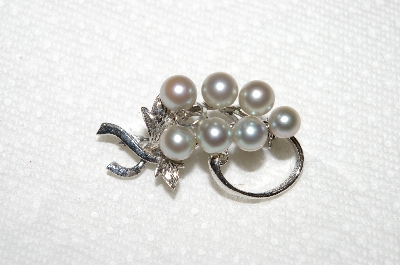 **MBA #E52-250   "Vintage Silvertone Grey Faux Pearl Grape Cluster Pin"