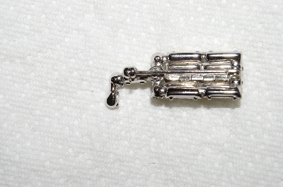 **MBA #E53-193   "Vintage Silvertone Clear Crystal Rhinestone Pin"