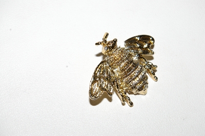 **MBA #E51-236   "Vintage Gold Plated Bee Pin"