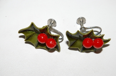 +MBA #E51-007   "Vintage Thermoplastic Holly Leaf & 2 Berry Screw Back Earrings"