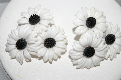 +MBA #E54-188   "Vintage Black & White Thermoplastic Flower Earrings"