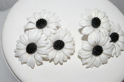 +MBA #E54-188   "Vintage Black & White Thermoplastic Flower Earrings"