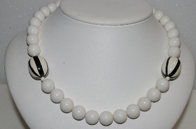 +MBA #E54-129   "Vintage Black & White Acrylic Bead Necklace"