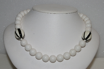 +MBA #E54-129   "Vintage Black & White Acrylic Bead Necklace"