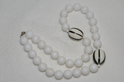 +MBA #E54-129   "Vintage Black & White Acrylic Bead Necklace"