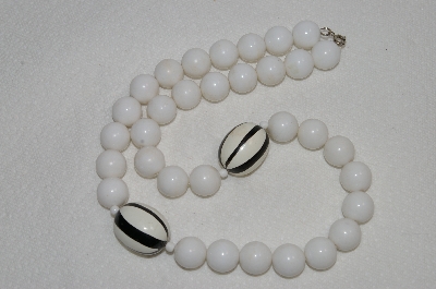 +MBA #E54-129   "Vintage Black & White Acrylic Bead Necklace"