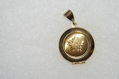 +MBA #E54-036   "Vintage Gold Plated Fancy Leaf Pattern Locket"