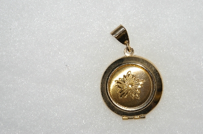 +MBA #E54-036   "Vintage Gold Plated Fancy Leaf Pattern Locket"