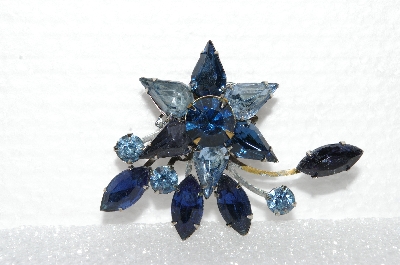 **MBA #E55-149   "Vintage Silvertone Blue Glass Stone Pin"