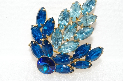 +MBA #E56-223   "Vintage Gold Tone Two Shades Of Blue Glass Stone Brooch"