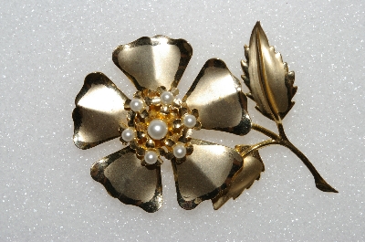 +MBA #S51-512   "Vintage Gold Plated Faux Pearl Flower Brooch"