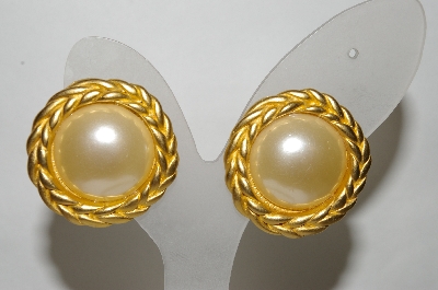+MBA #88-093  "Gold Tone Fancy Glass Pearl Clip On Earrings"