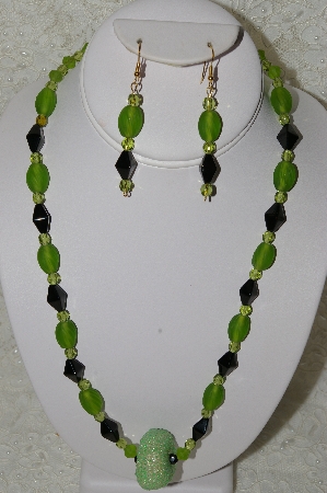 +MBAHB #33-213  "Hand Made Green & Black Glass Bead Necklace & Earring Set"