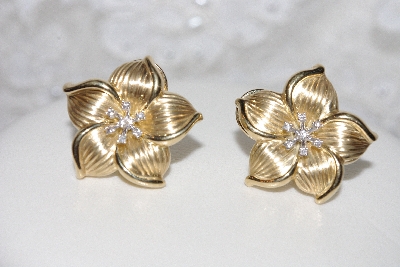 +MBAMG #11-0933  "**14K Yellow Gold Diamond Flower Earrings"