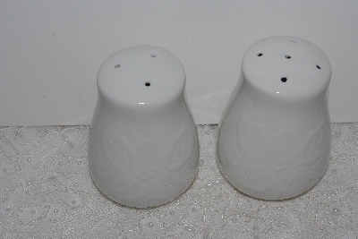 +MBAMG #003-001    "Set Of White Ceramic Poinsettia Salt & Pepper Shakers"