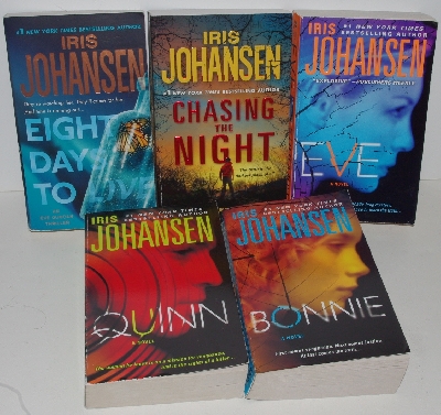 MBAM #421-0125 "Lot Of 18 Iris Johansen Eve Duncan Series Books"