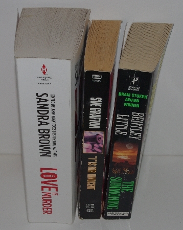 +MBA #2020-0136 "Bentley Little, Sue Grafton & Sandra Brown Paperback Books"