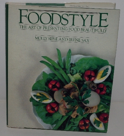 +MBA #3636-0079   "1982 Food Style The Art Of Presenting Food Beautifully By Molly Siple & Irene Sax Hard Cover Cook Book"
