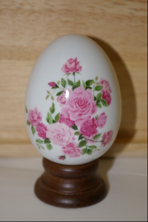 +MBA #10-179  1988 Avon "Summer Roses" Ceramic Collectors Egg