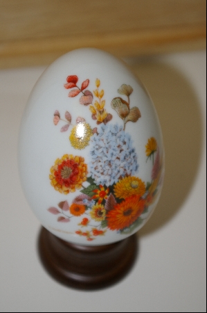 +MBA #10-187  1987 Avon "Autumn's Color"  Ceramic Collectors Egg